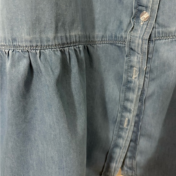 Cute chambray button front dress with ruffle hem and belt. Woman’s size 2xl. - Picture 5 of 10